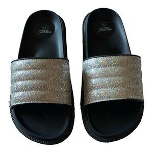 NWOT-FRESKO COLOR SENSE-SILVER SHIMMER SLIDES-WOMENS SIZE 8